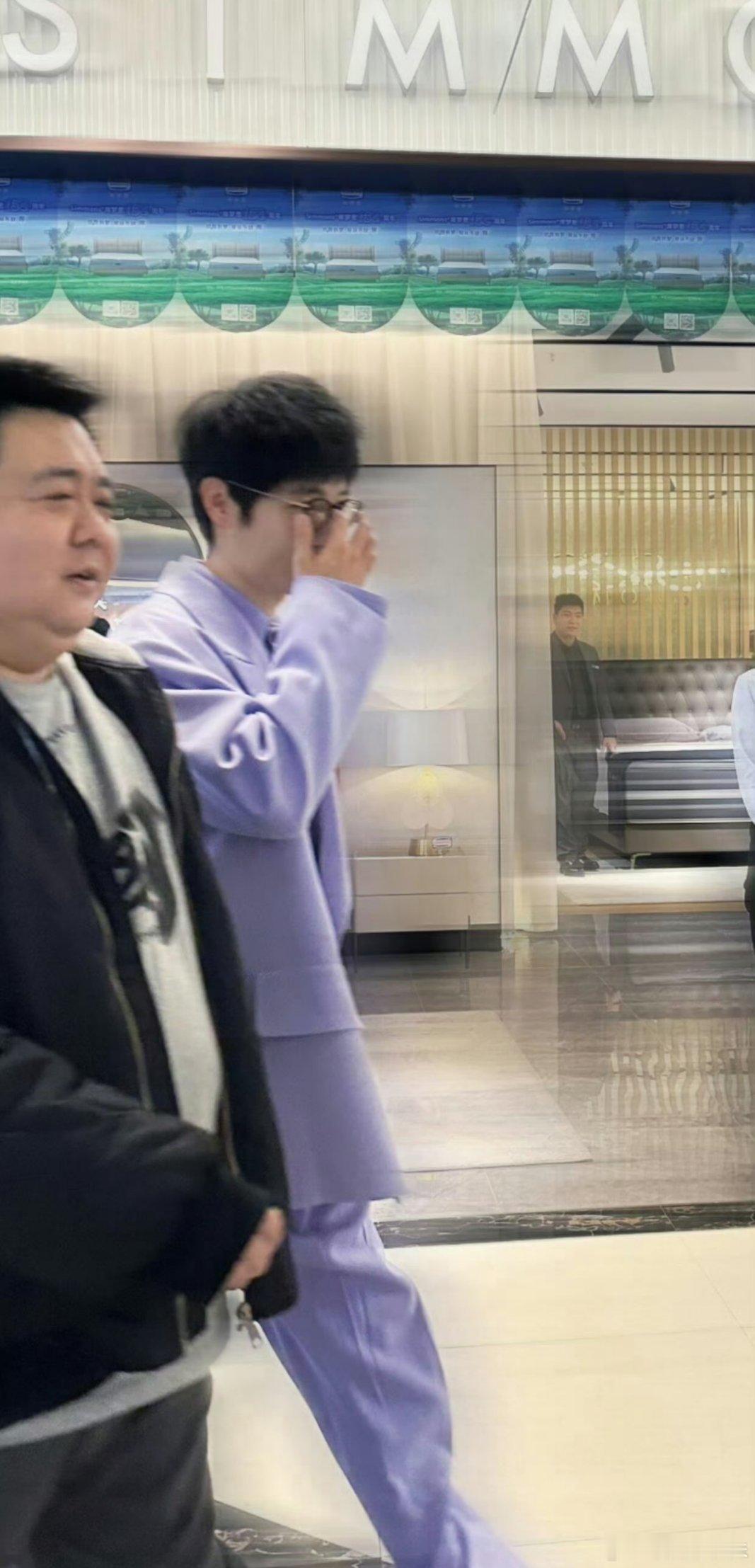 李行亮无名指戒指 有网友偶遇李行亮线下活动，李行亮无名指还戴着戒指💍，那看来和