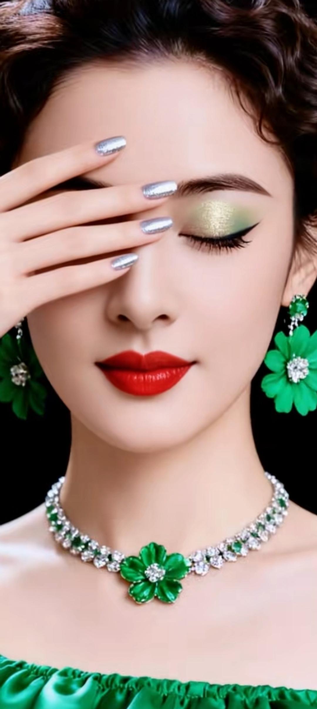 优雅绿宝石妆容，闪耀的珠宝配饰，尽显高贵气质！