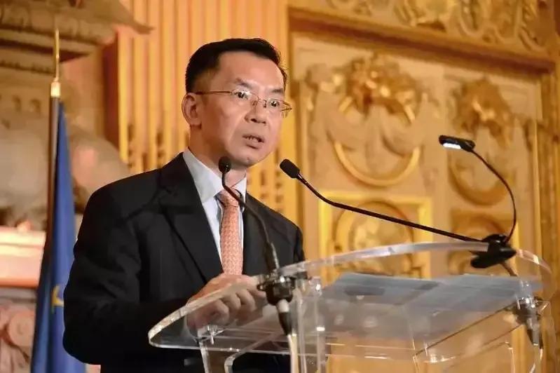 卢大使面对法国记者为何说话这么强硬，为何会在法国说这样的话！是一时兴起吗？还是没