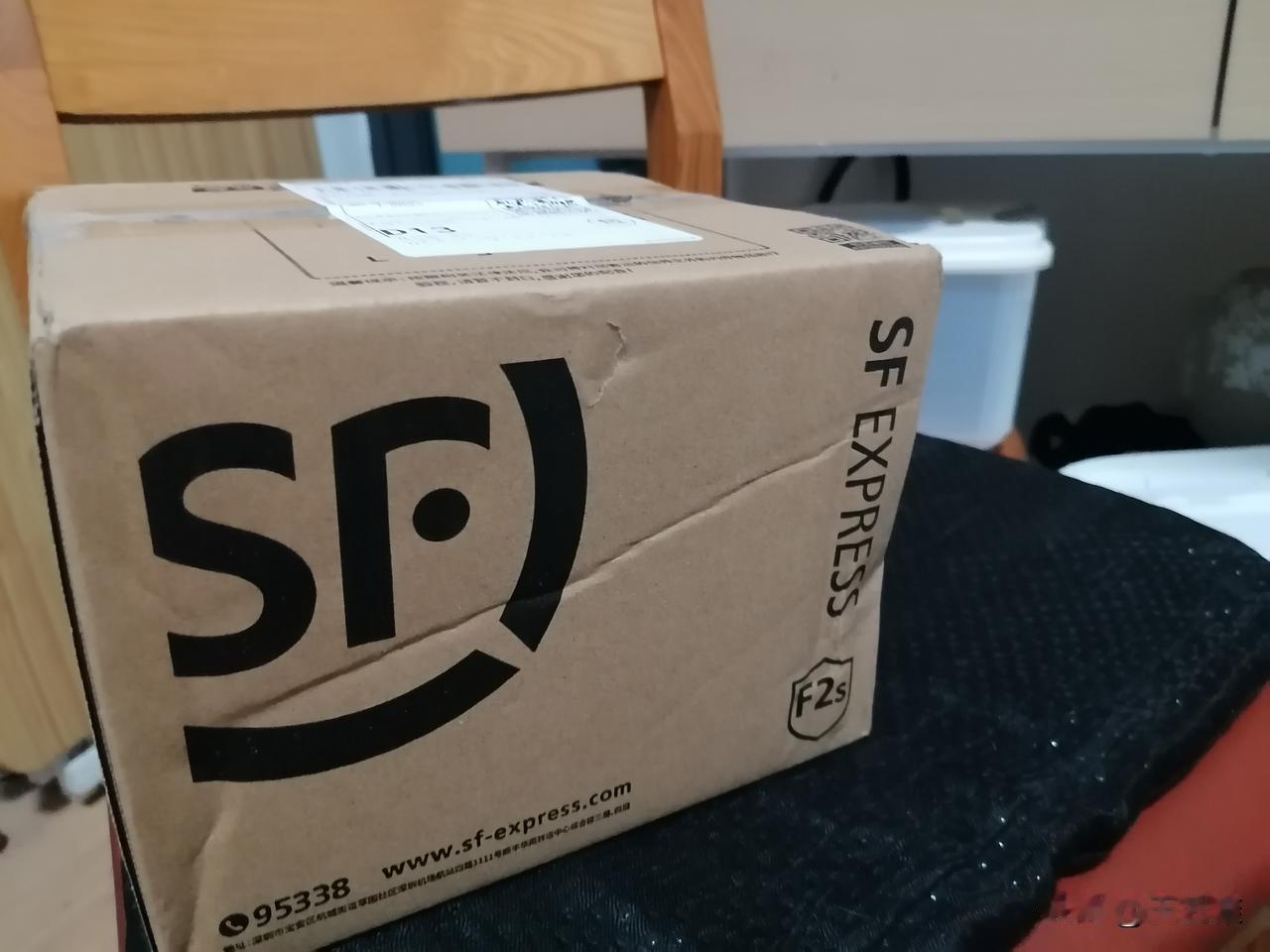 晚上六点，我在网上从北大医院开的药就送到家里来了，这速度真不慢！

运费花了13