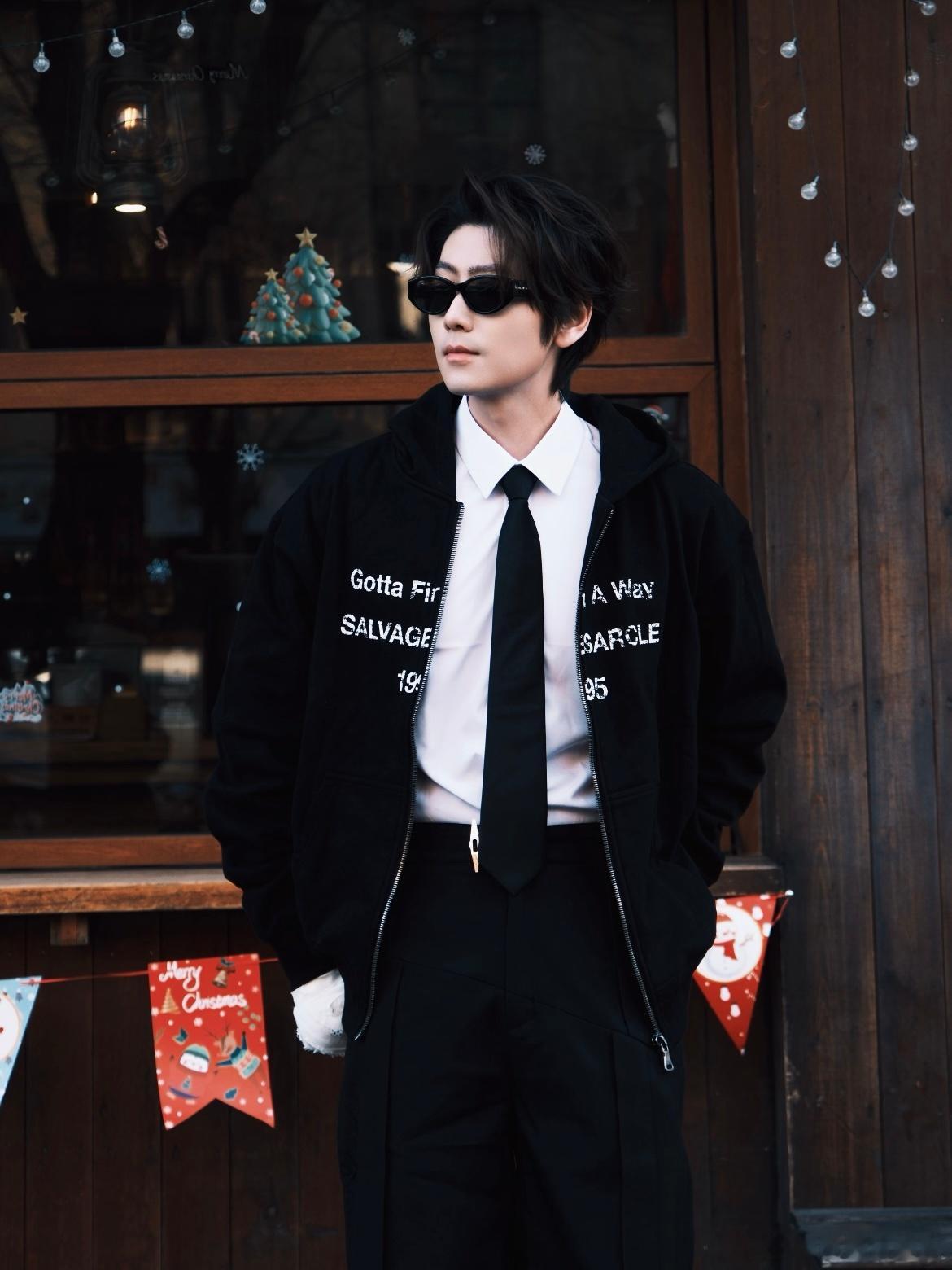 崔雨鑫在三亚续写炽热✨崔雨鑫现身三亚街头，颜值抗打状态绝佳，对着镜头俏皮wink