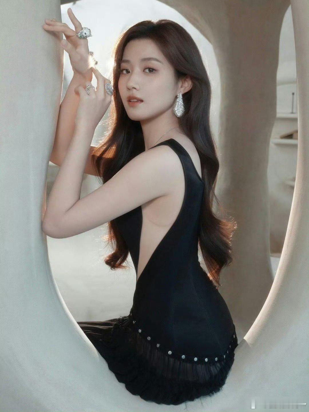 卢昱晓好薄一片 虽然是薄薄的纸片人，但是前凸后翘，该有的都有哈