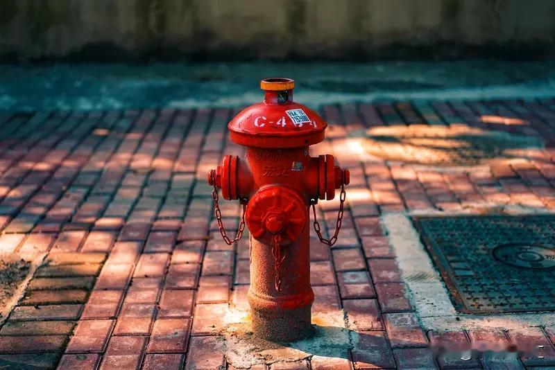 消防车当然应该随时都有水！这就跟战士上战场得有子弹一样，是基本保障。就说西安那个