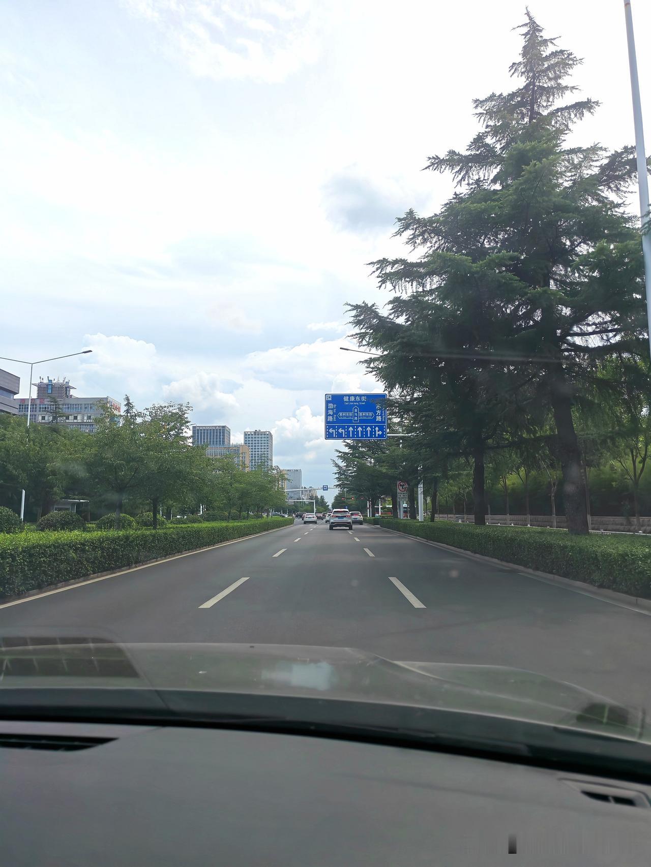 我老爸是特别守时的一个人，你要跟他约个事，千万不能迟到。

今天下午要带他去医院