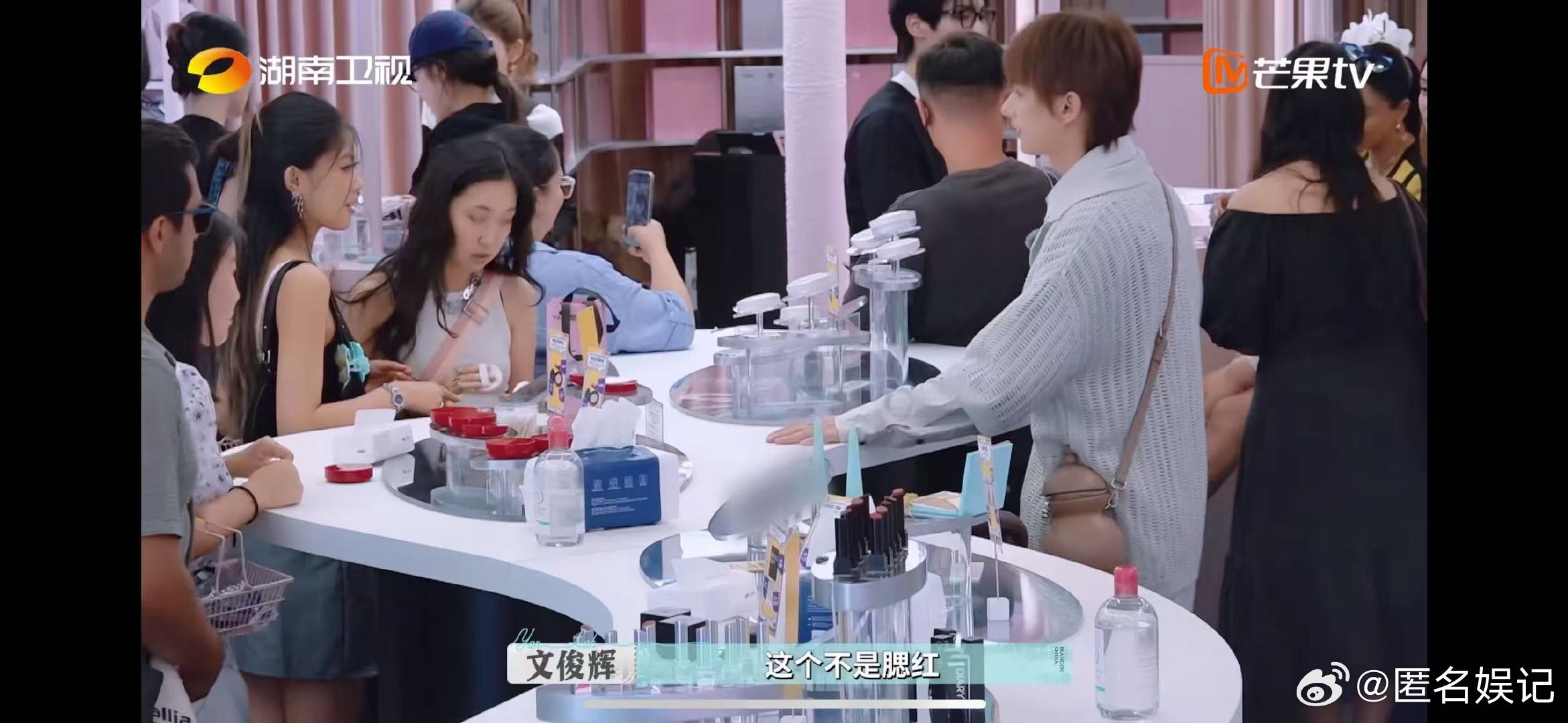文俊辉干活干到最后一秒中医快闪活动现场忙碌，店铺人手紧张，文俊辉始终坚守岗位，干