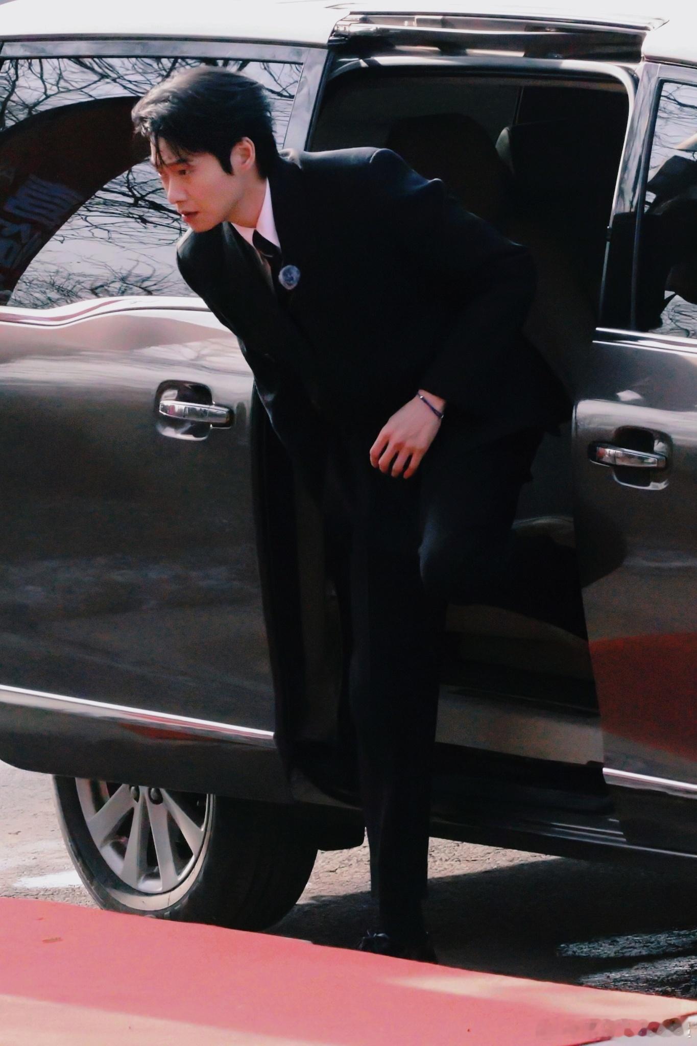 魏大勋极致管理家属情绪一个简单的嘘手势，不仅让现场安静下来，还让大家感到被尊重和