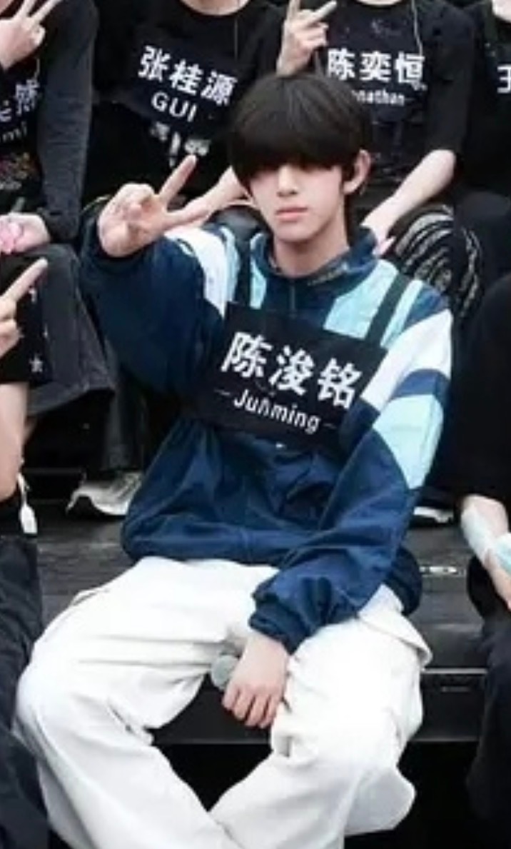 忧郁男子在青岛 