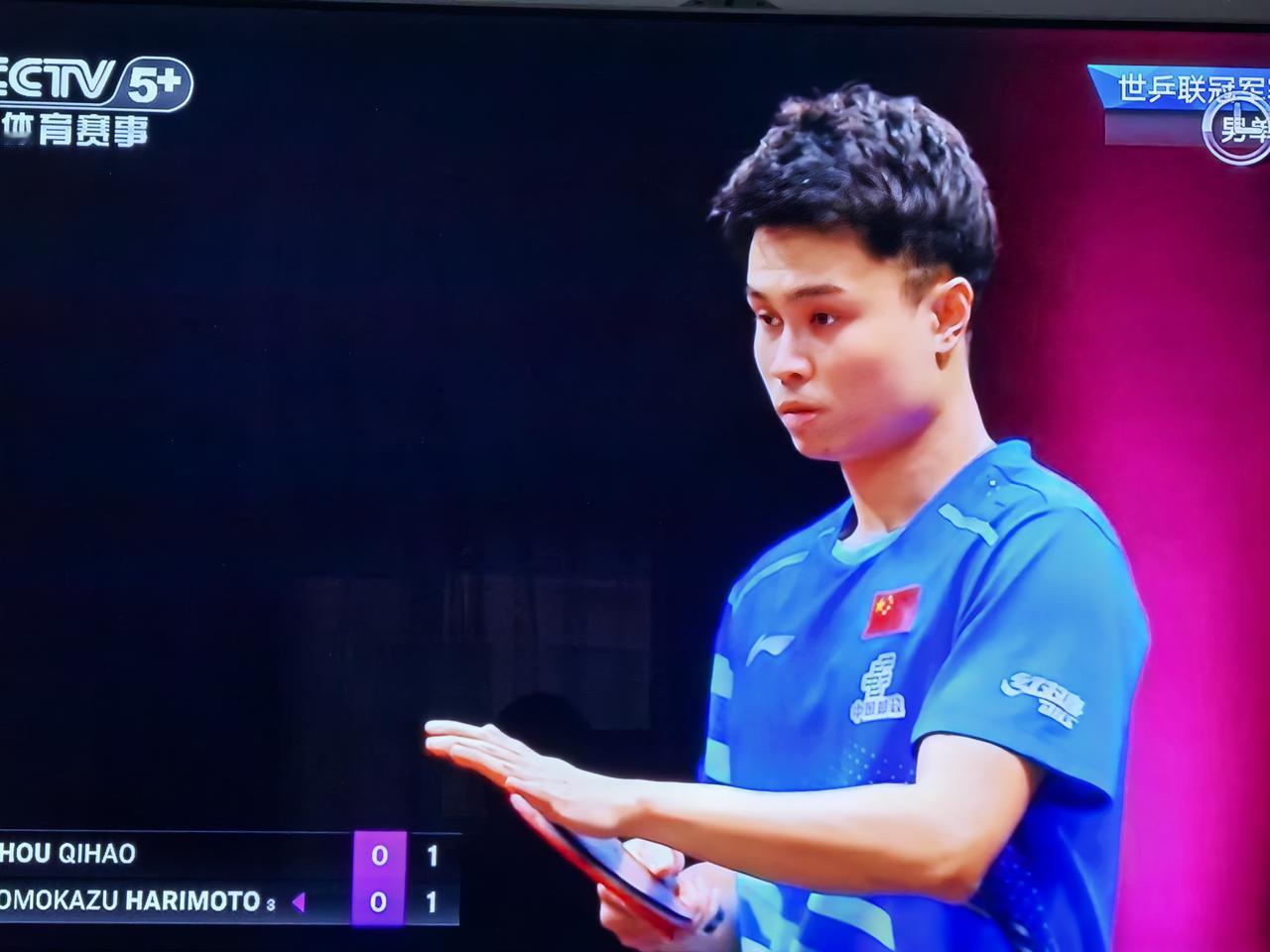 WTT多哈冠军赛正在进行一场中日大战，由中国的周启豪对阵日本的张本智和。
   