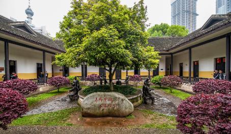 它的根，能追溯到1551年创建的龙洲书院。1925年更名益阳县立龙洲师范学校，1