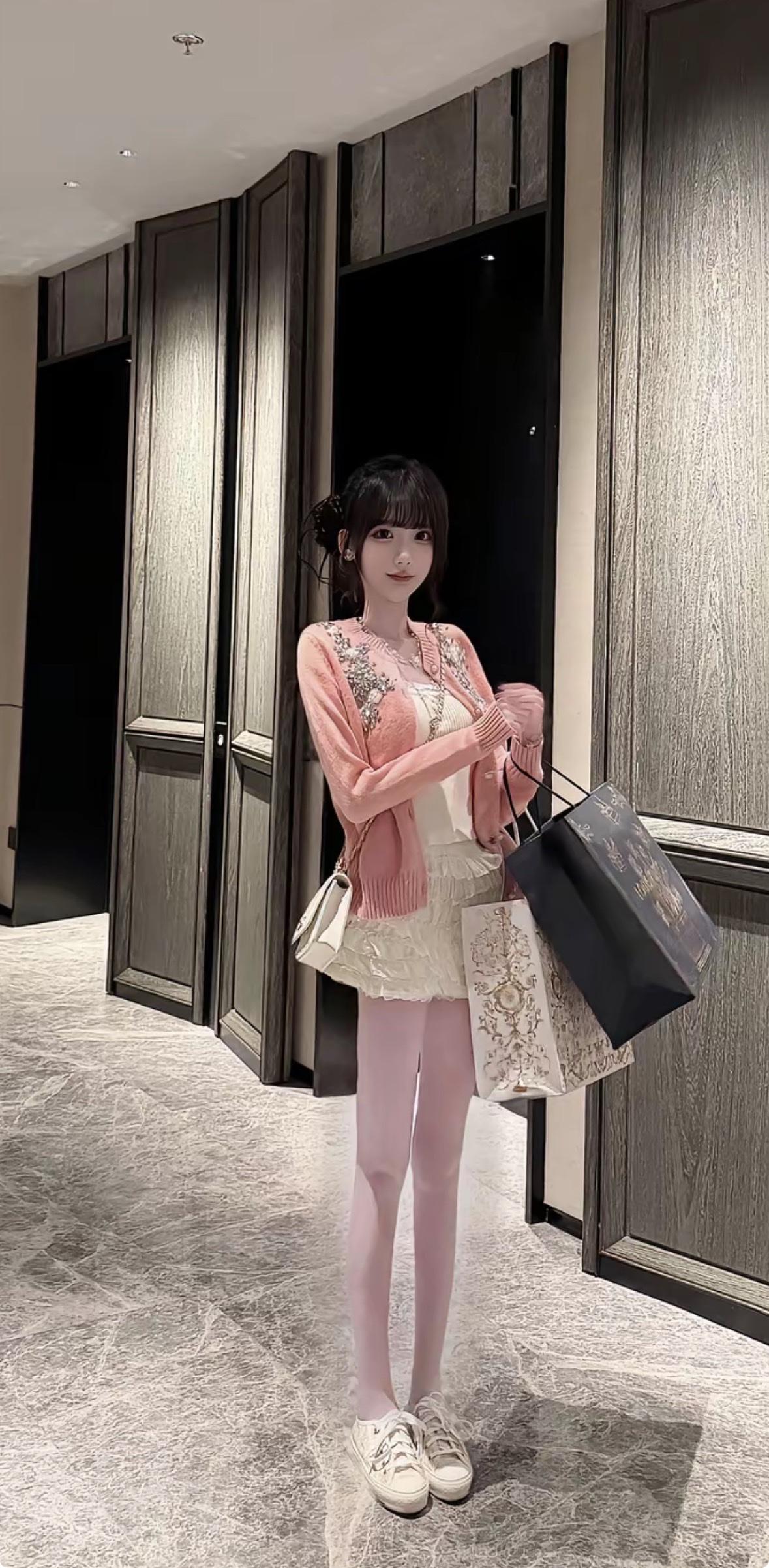 少女心爆棚的粉色穿搭，元气满满的一天！💖👗👟