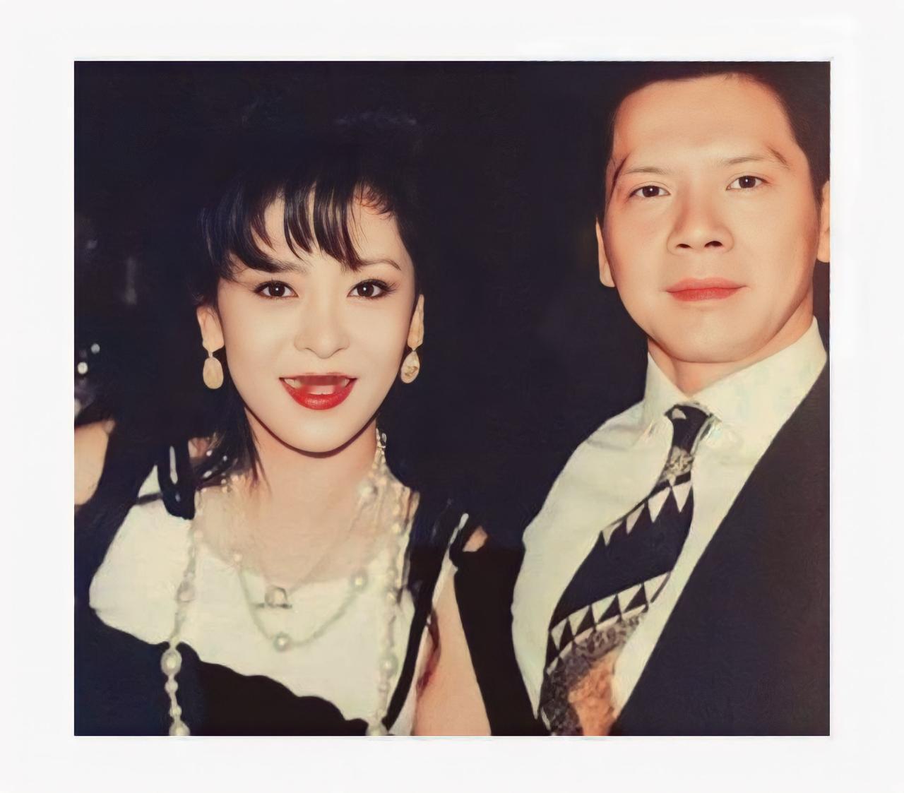 向太陈岚   从绝色美人到商界女强人、港圈大姐大


向太陈岚凭实力站稳脚跟，敢