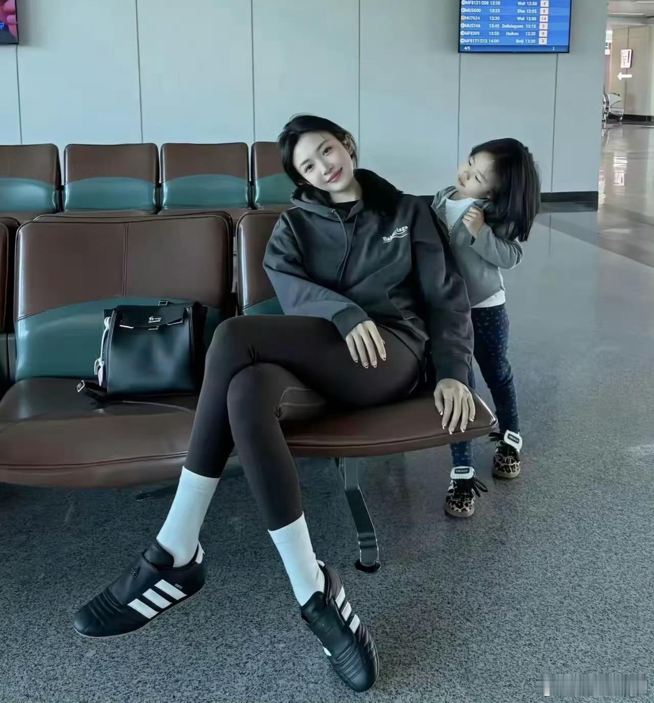 不懂就问，这是姐姐还是妈妈？[鲜花] ​​​