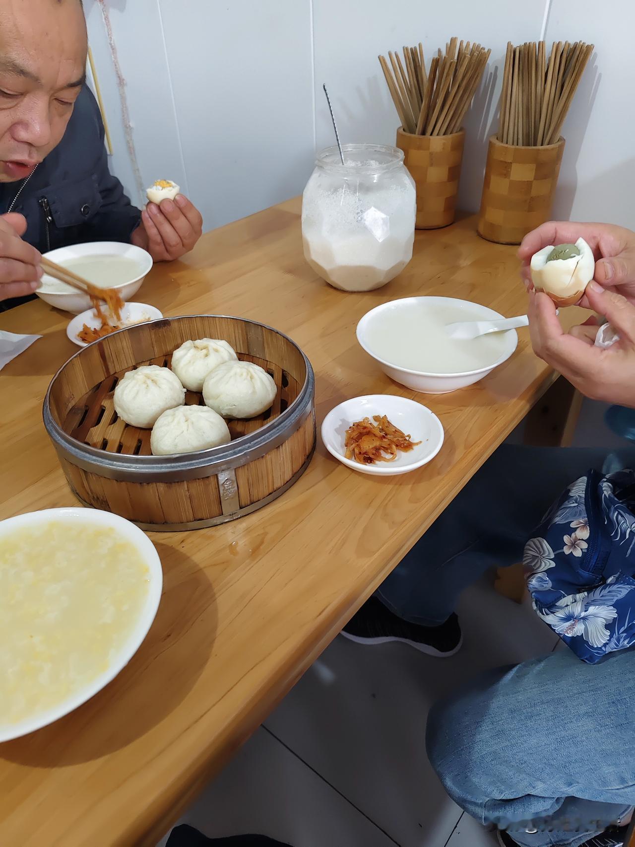 说说我今天给姐姐安排的一日三餐。
今天早餐，我们在菜市附近的一家小店吃酱肉包。这