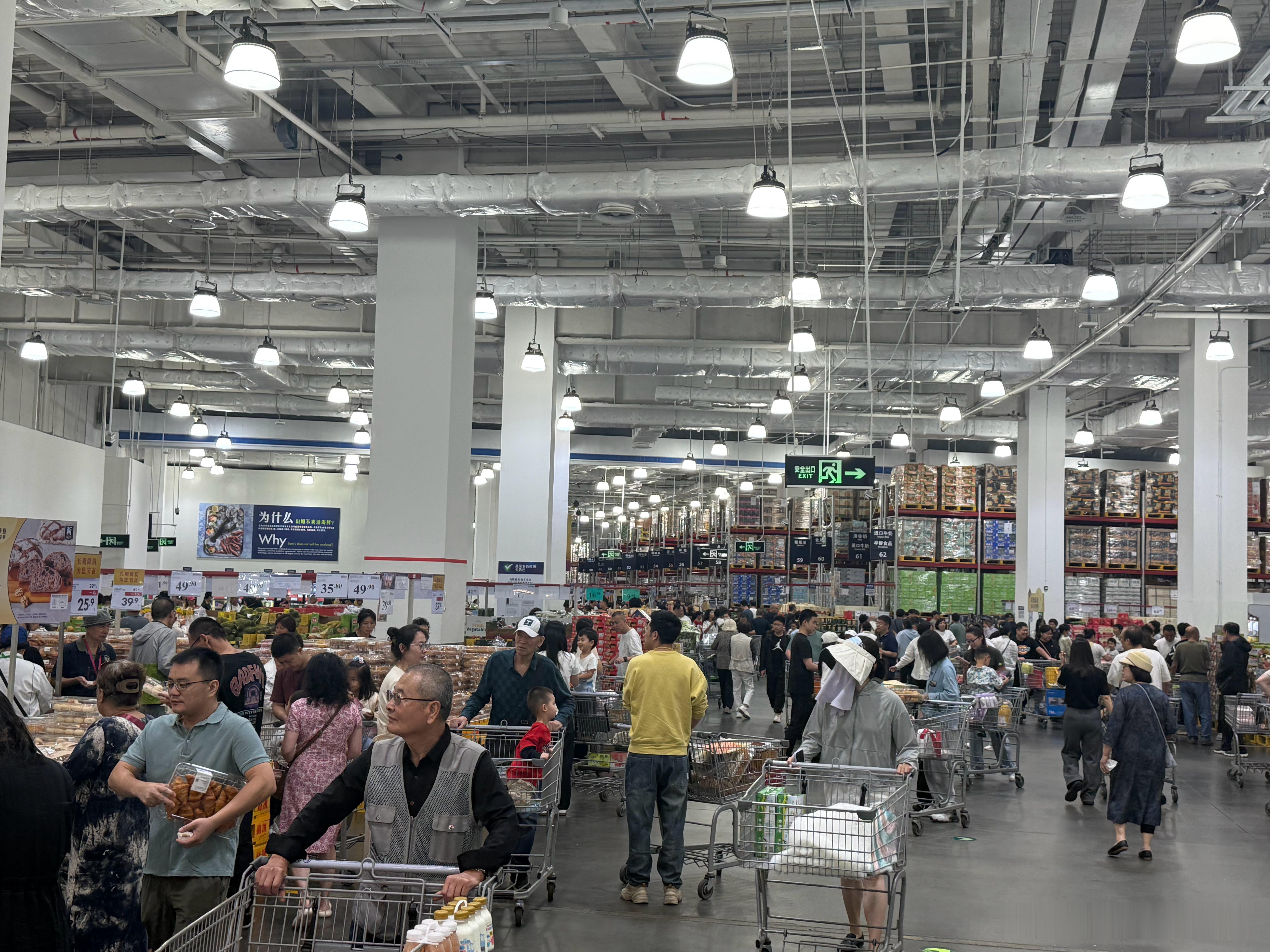 国庆假期第二天山姆99.9零食被曝在好特卖仅39.9元 山姆人山人海，完全没有因