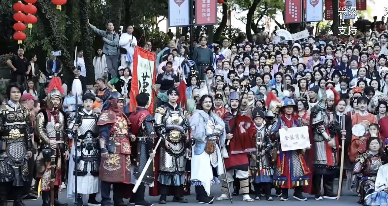 看到广西南宁满街的汉服，
真的很提气！三百年了，从满清被迫剃发易服到现在，咱们汉