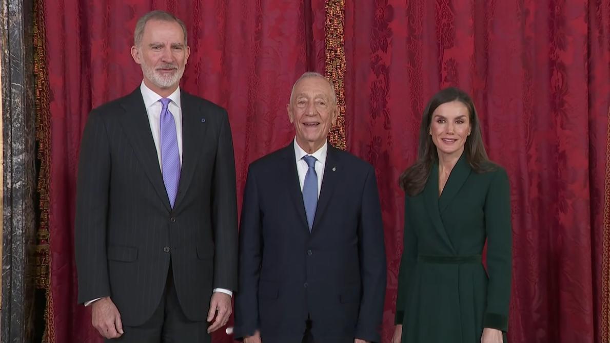 西班牙王室  速报一下，费莱今天在马德里皇宫接待来访的水果牙大叔，莱后珠宝含量为