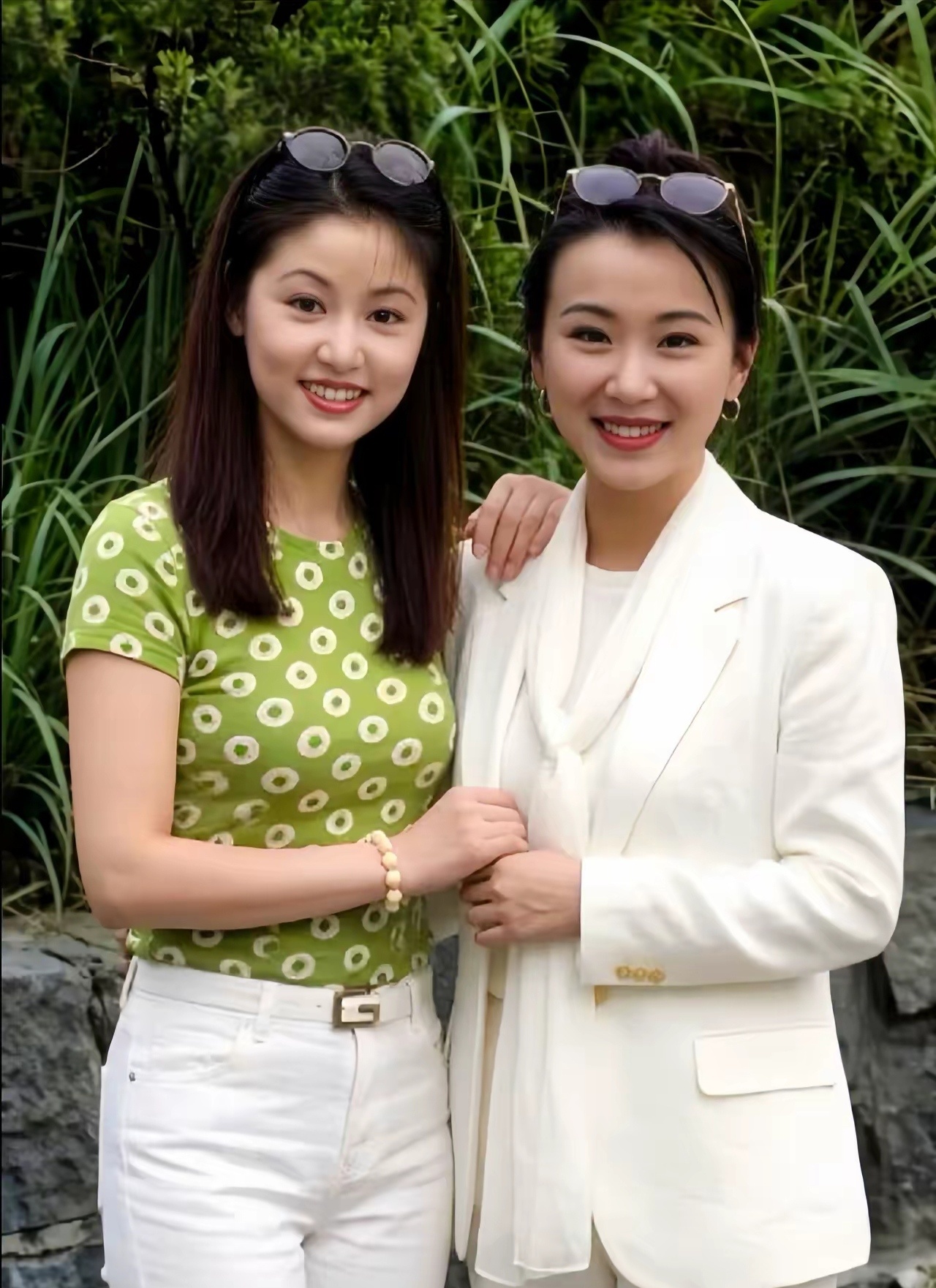 这是林心如和萧蔷年轻时候的一张合影，拍摄于一九九七。 