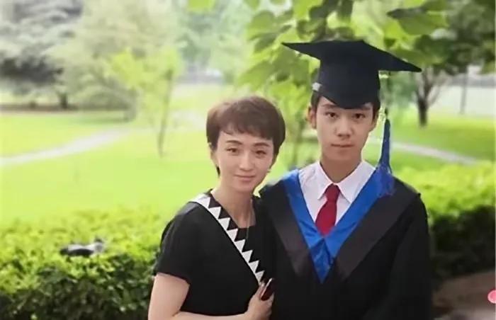 何晴最大的收获，
不是演了多少角色，
也不是有几段轰轰烈烈的爱情，
而是有一个懂