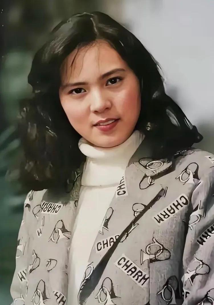 1958 年她出生于上海虹口，从小就爱文艺，初中进了上海少儿广播合唱团。
 
这