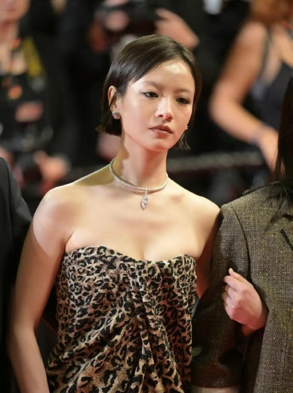 李庚希豹纹烟熏妆李庚希戛纳红毯生图 