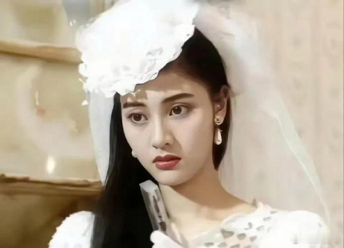 无美颜无滤镜时候的李嘉欣确实很美，有种小家碧玉的感觉！  