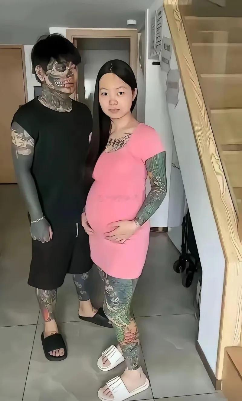 这张室内照片里，一对大面积纹身的情侣并肩而立，画面充满了强烈的反差感：左侧的男子