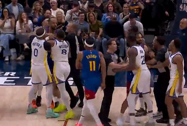 勇士和掘金这场冲突根本不是打架，是勇士队在掘金主场上的一堂行为艺术课。
小佩顿抢