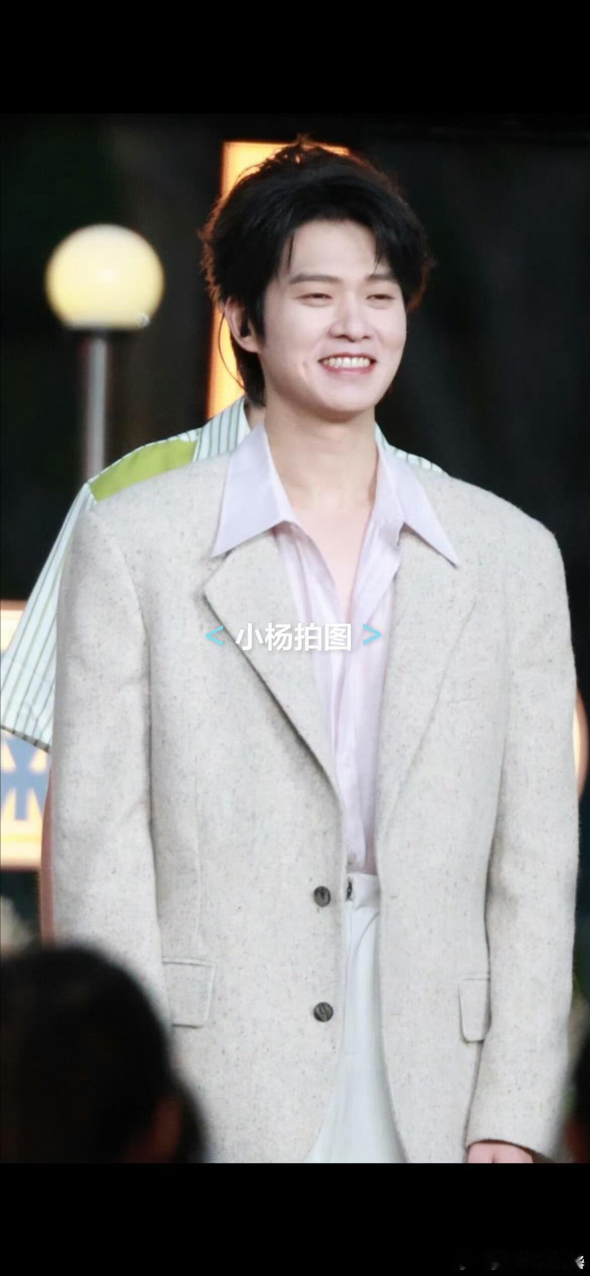 邓为魏大勋邓凯五四晚会录制路透从路透就能感受到满满氛围感，邓为、魏大勋、邓凯同框