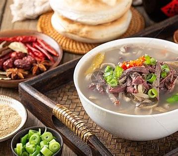 今天吃的羊肉汤里面加了胡椒粉，还有点咸，感觉羊肉做咸了就不好吃了，大家觉得呢，还