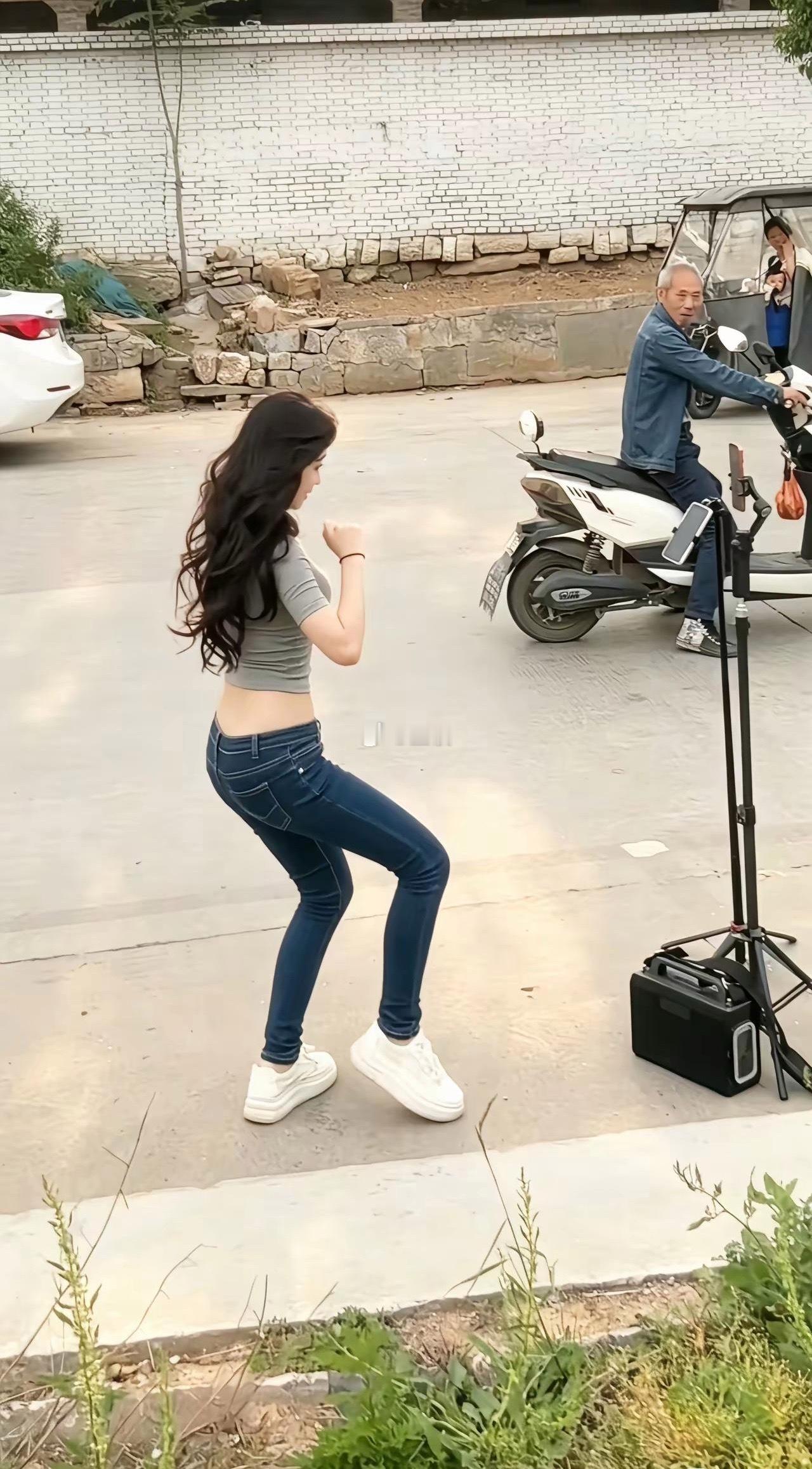 如大爷在路中间出了交通事故， 这主播要承担责任吗？ 