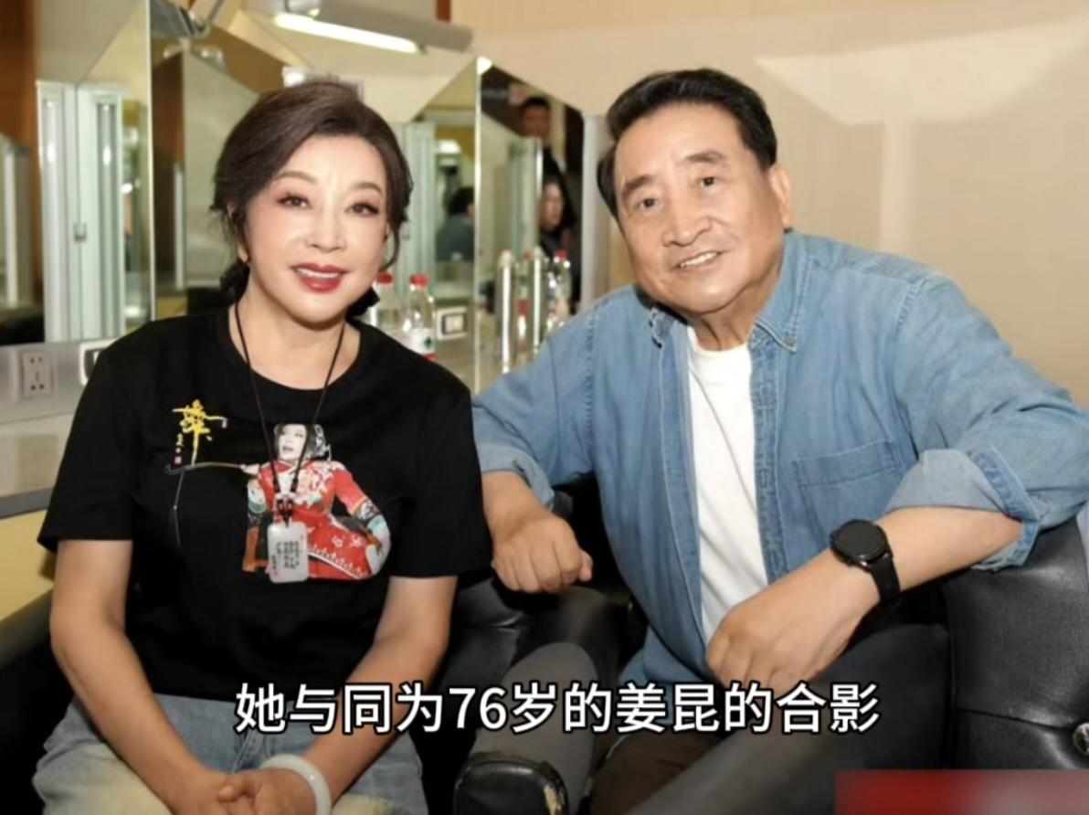 76岁的刘晓庆昨天晒出了一张他与同为76岁的姜昆的合影，并配文感慨的说:“和姜昆