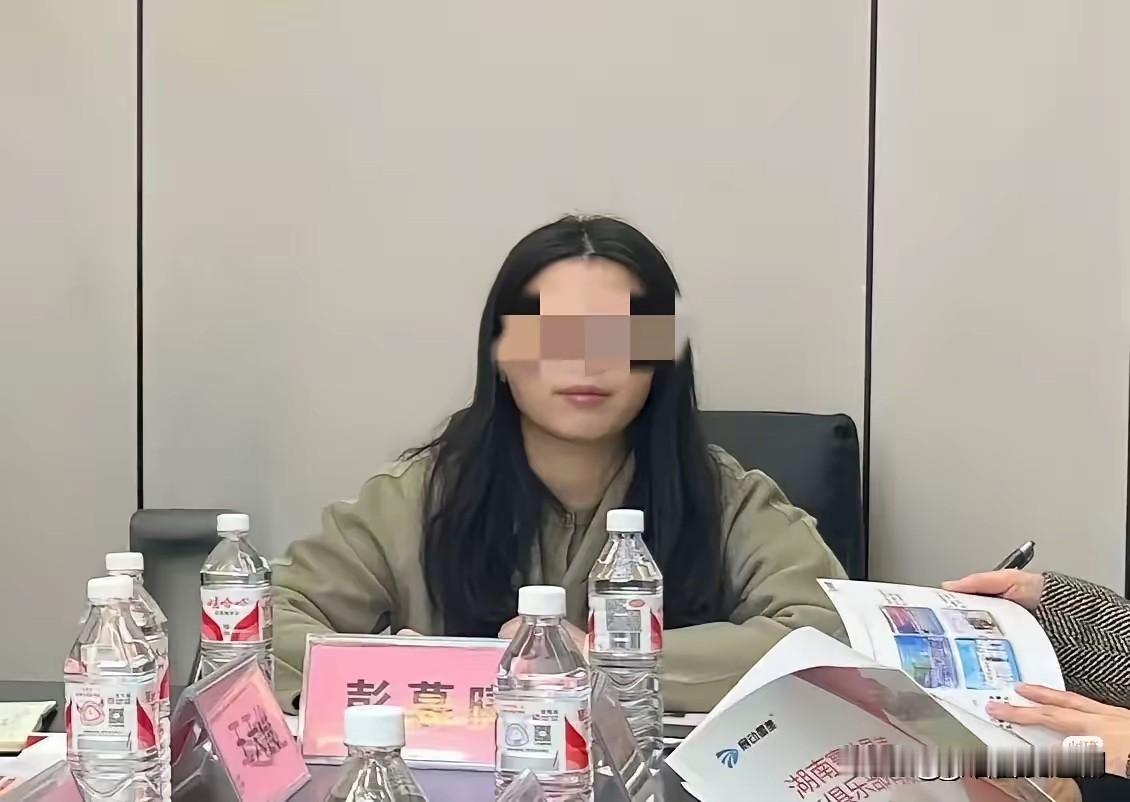 下边照片就是这次被全网猛烈批判的长沙体育局彭副处长，侵占别人私有车位，撒谎不给挪