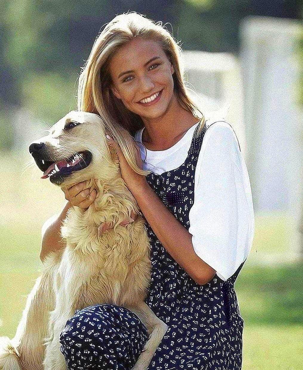 1994年，卡梅隆·迪亚茨进组试镜，连剧本都没背全。
金·凯瑞突然凑近逗她，她愣