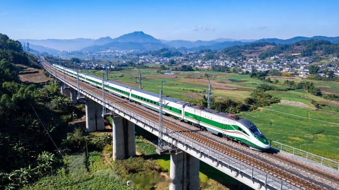 铁路头条【中老铁路累计开行旅客列车突破10万列】截至5月27日，中老铁路累计开行