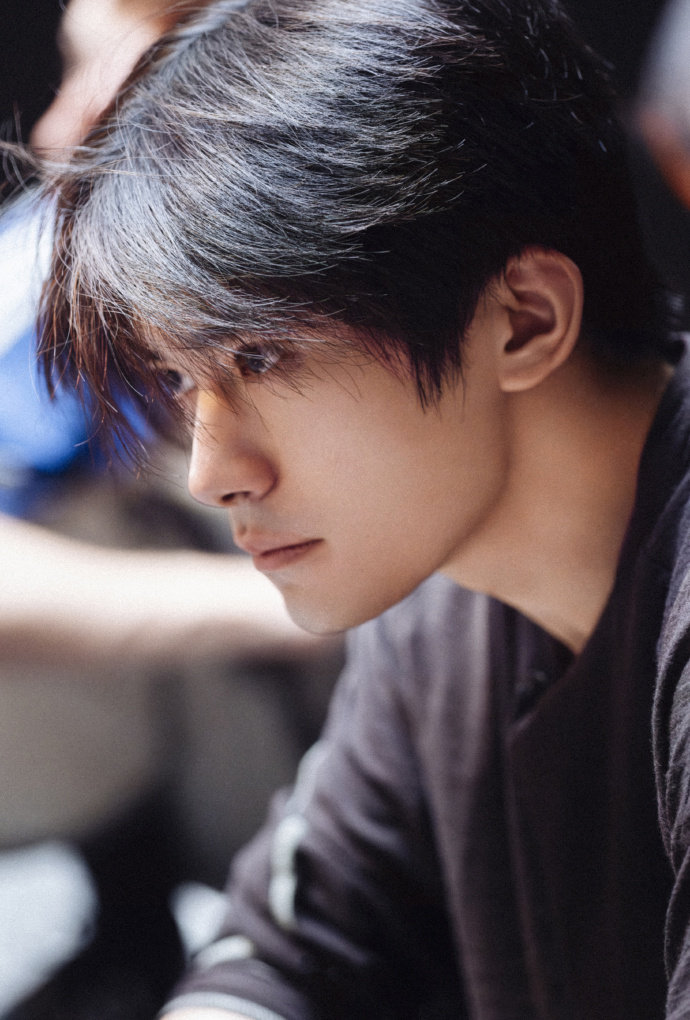 易烊千玺HEEDGEOFUS舞蹈花絮照易烊千玺舞蹈花絮照易烊千玺《THE EDG