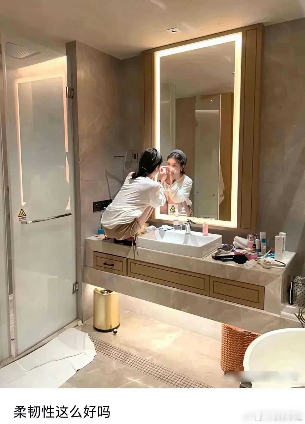 第一次见到厕所这么补妆的 