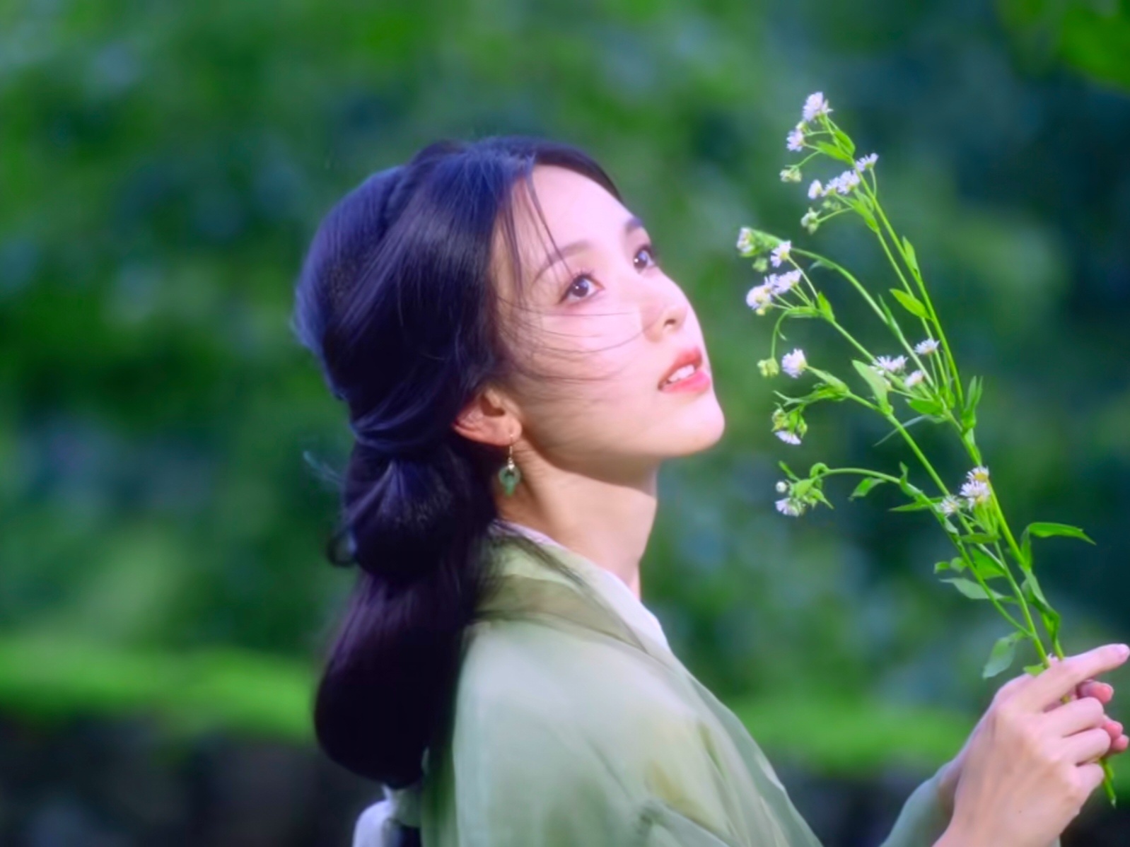 我认为观众对陈都灵和白鹿的演技比较，本质上是两种表演方法论的对冲！白鹿属于明显的