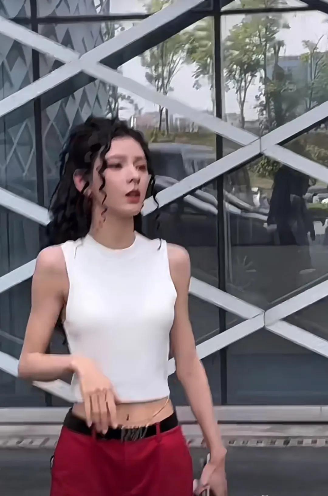 不火真的天理难容呀
张予曦真的是小说女主脸呀
五官太立体了就算了
身材还那么的完