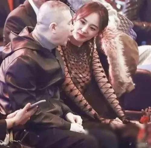 杨幂和冯小刚热聊一番，杨幂认真地看着冯导，私下两人的关系应该不错。不知道未来有什