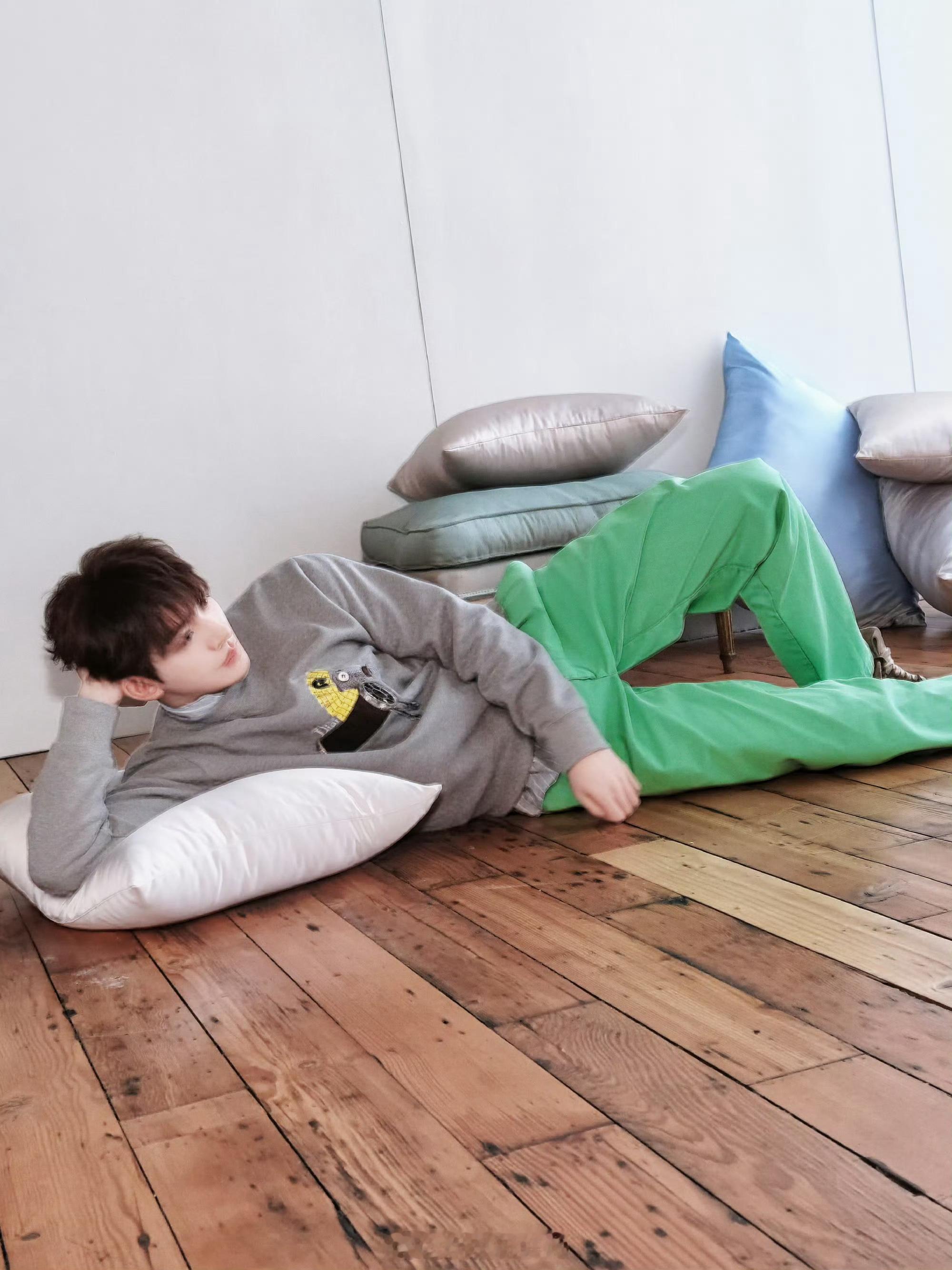 派酱安利 邓为带着钻石上微博之夜 简笔画画了钻石～就是这么宠粉期待邓为闪耀微博之