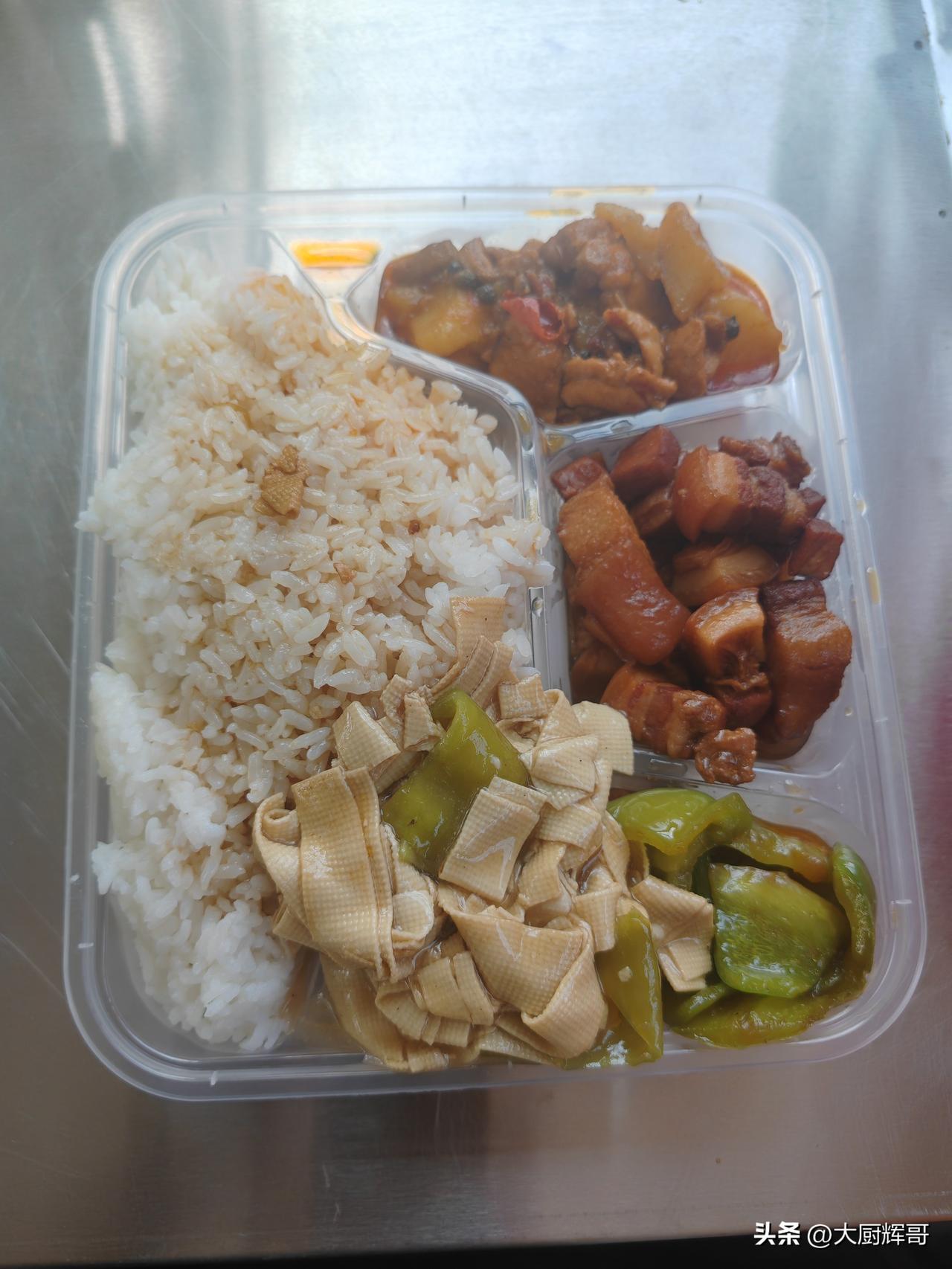滨州北杨市场这里的东北盒饭是十三一份，四个菜两荤两素任意组合，主要是好吃实惠！