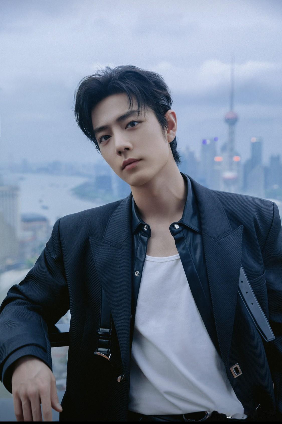 肖战说他有个朋友曾给他发信息开导他，让他受益匪浅，那个朋友对他说：
“认真的时候