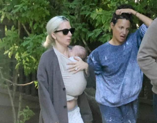 LadyGaga疑似当妈 ｜ 外媒拍到抱新生儿出行 天后低调迎来人生新角色​