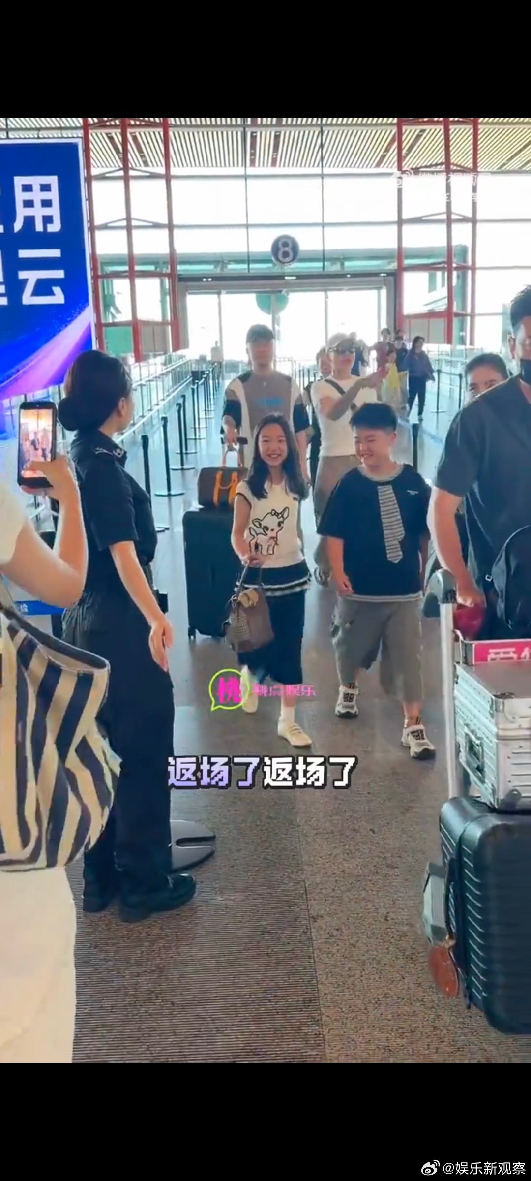 朵朵小酒窝机场摆拍朵朵说小酒窝是小仙女原来两个人从小一起长大，难怪相处起来这么自