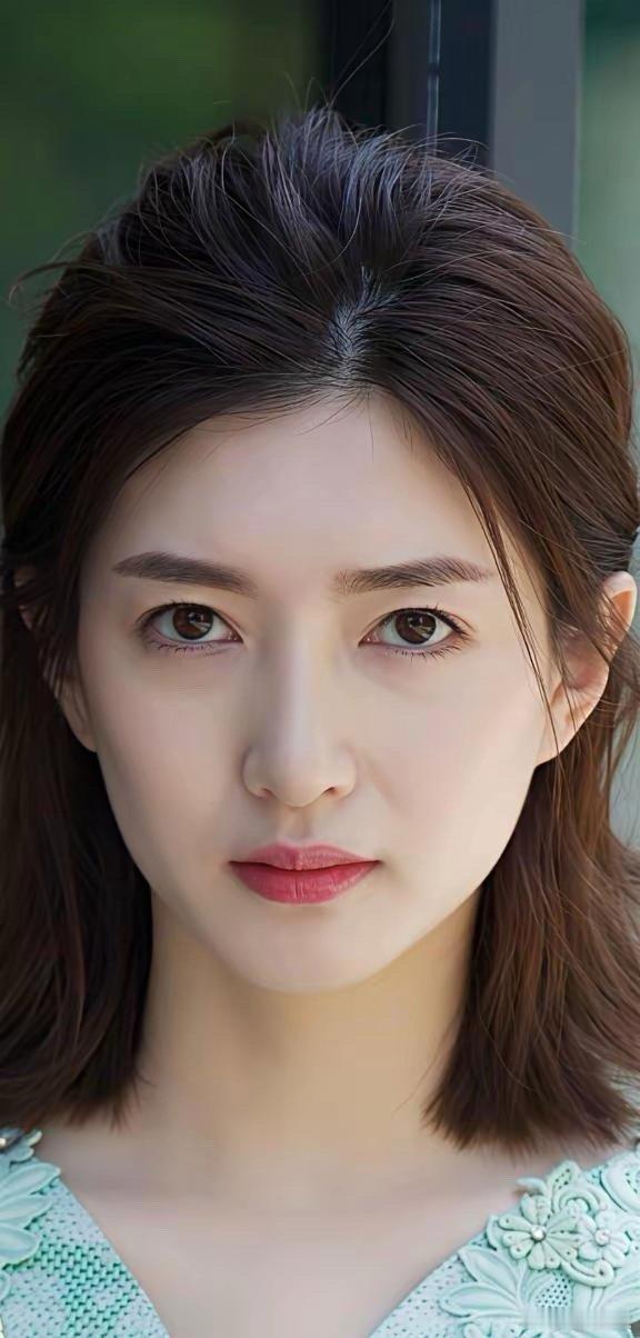 江疏影早期的模样真的太绝了，高级感与优雅气质浑然天成，美得干净又有格调～ 