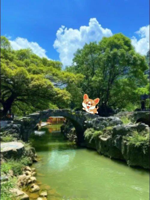 生活手记 踏着青石板铺成的小路，一级一级向上走去。石阶蜿蜒在苍翠山林间，雨后雾气