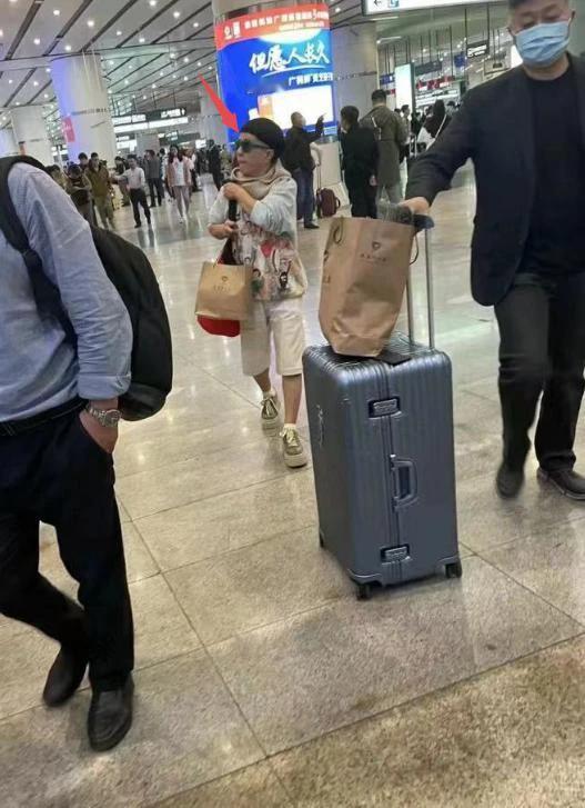 金龟子机场被偶遇，31年发型不变，
本人个子很矮小小一只，58岁的她梳着西瓜头还