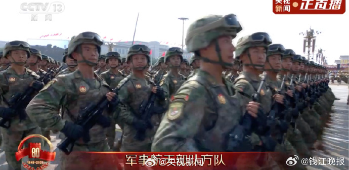 #九三盛大阅兵##阅兵直播# 【#军事航天部队方队首次亮相阅兵#】筑梦九天，问鼎