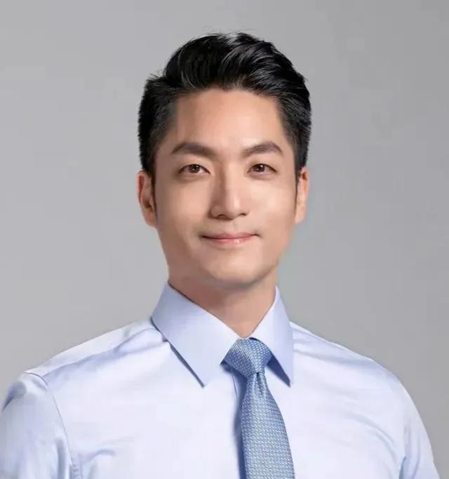 台北市长蒋万安其实蒋家嫡系是不认同他是蒋介石后裔的，就连进蒋家族谱都费劲，为什么
