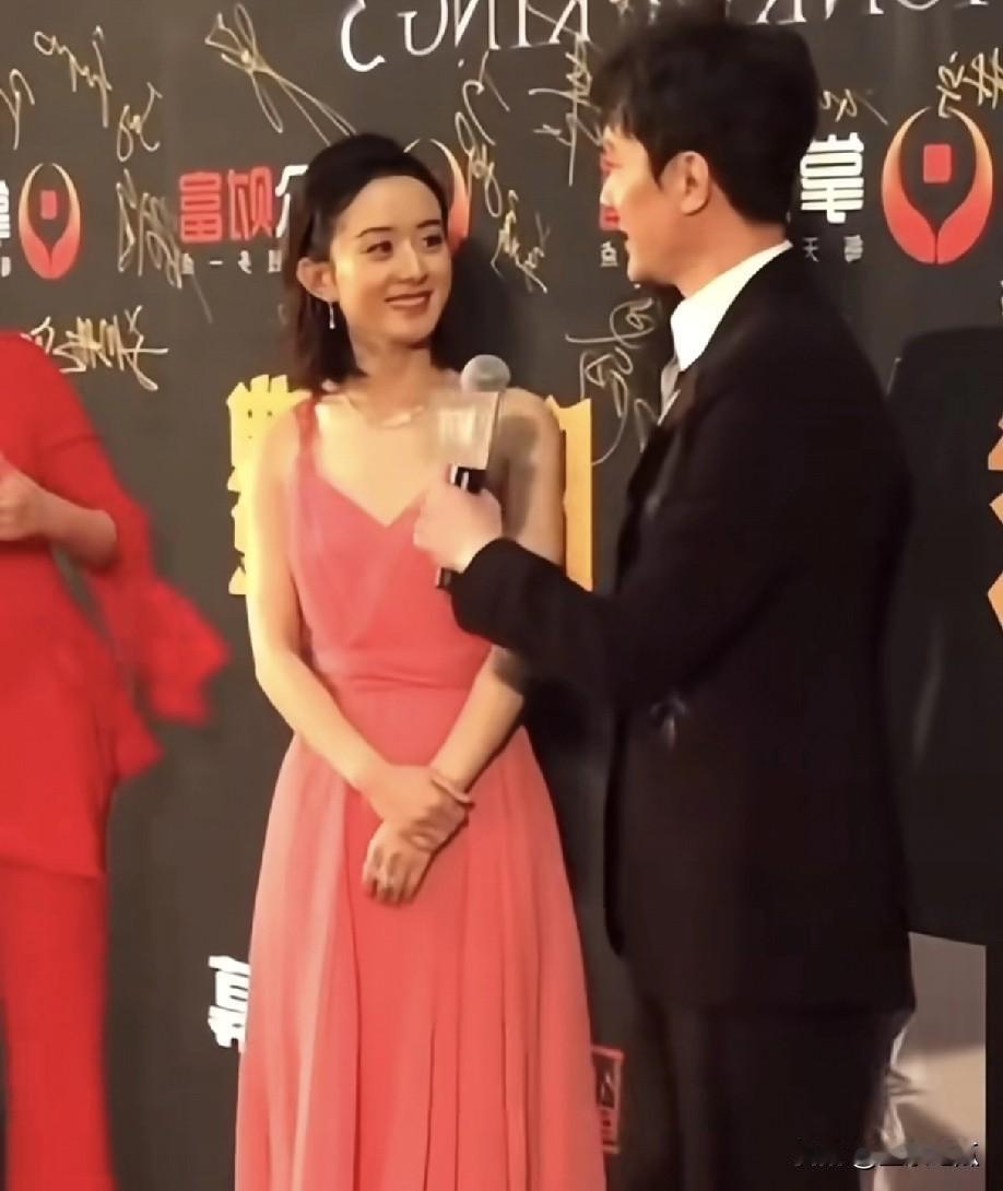 多般配的一对啊！怎么就没得到老天爷的姻缘眷顾呢？瞧赵丽颖看向前夫的眼神，满是欢喜